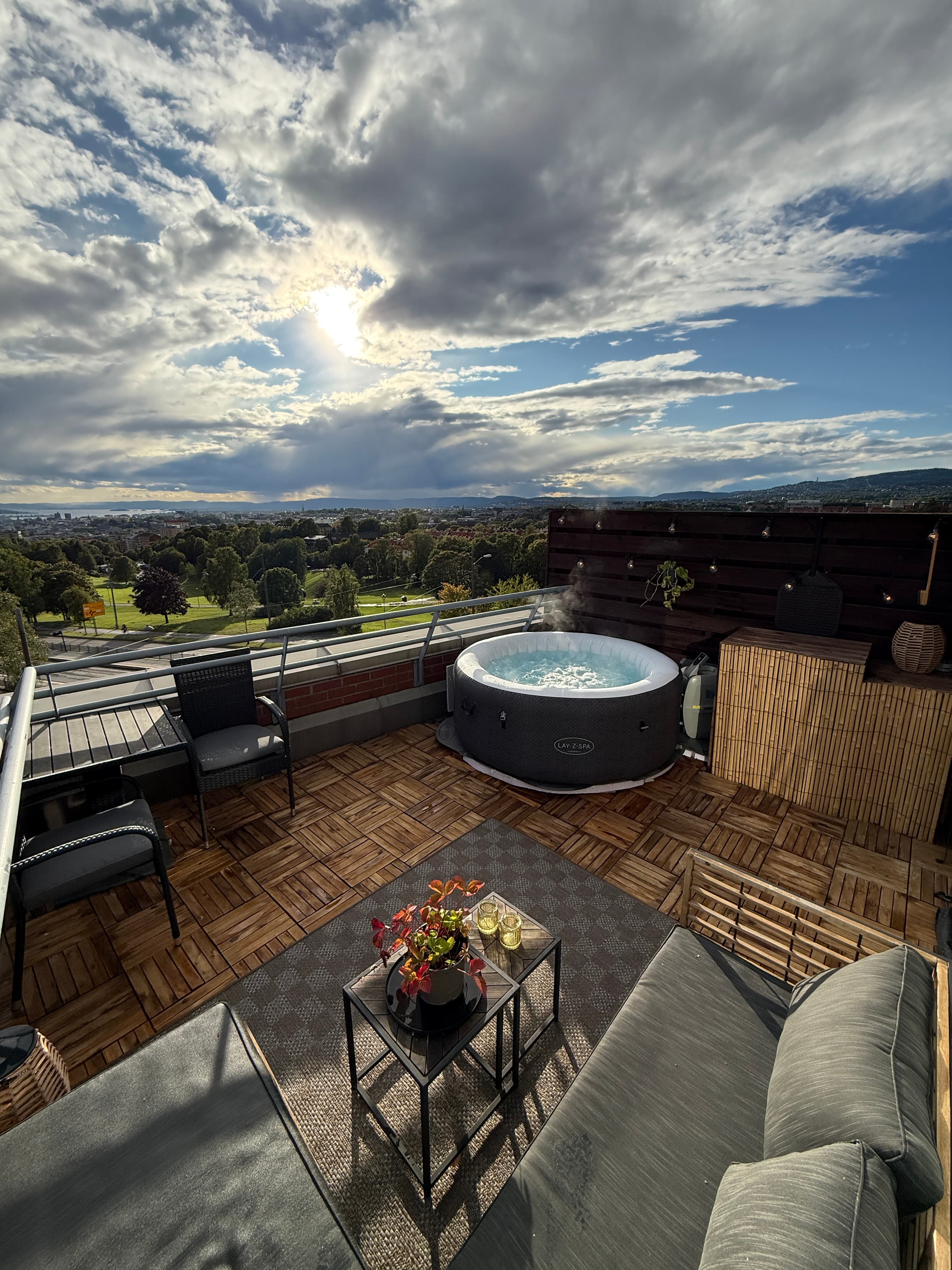 Toppleilighet med privat takterrasse og boblebad